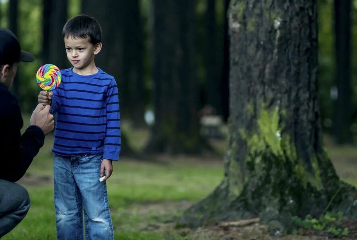 Незнакомец людям. Опасные незнакомцы ситуации. Безопасность с незнакомыми людьми. Встреча с незнакомцем рисунок. Ребенок и незнакомые люди.