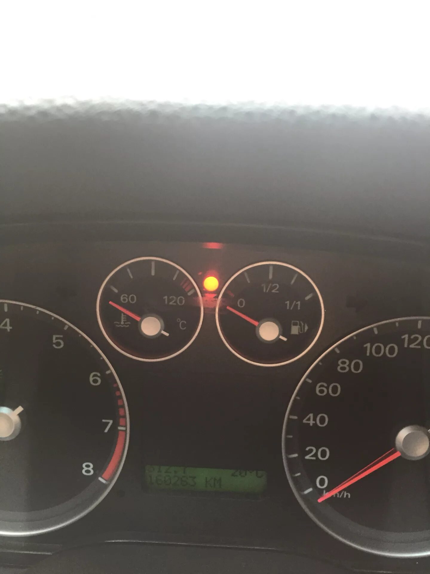 Лампочка давления масла opel astra h. Фокус 2 горит давление масла. Форд фокус 2 индикаторы на приборной панели. Форд фокус 2 лампа заряда акб. Горит уровень масла.