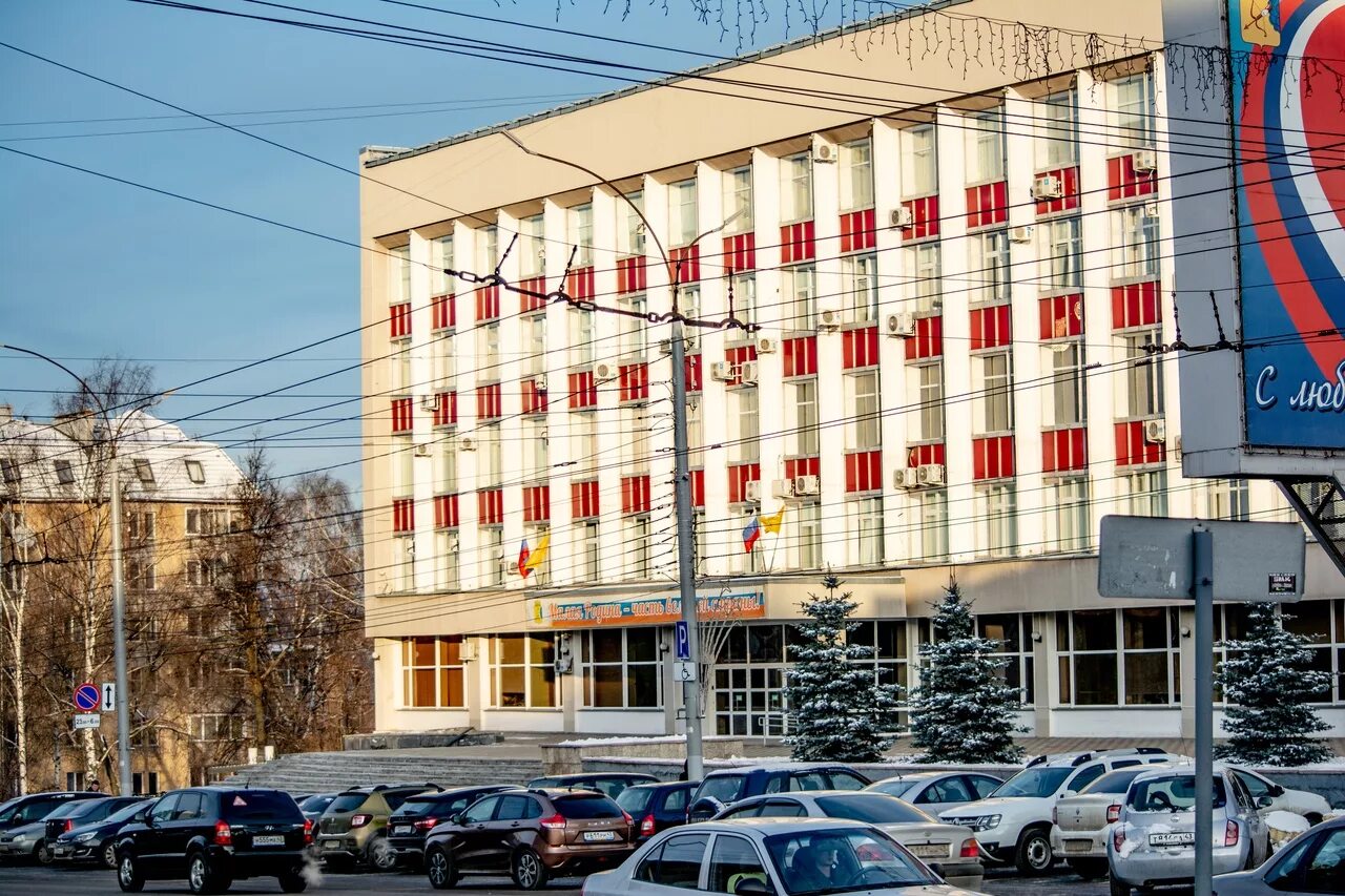 Известно, сколько зарабатывают чиновники в администрации Кирова Какая зарплата у