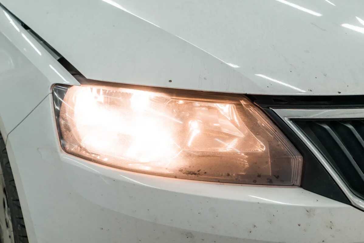 Светодиодные лампы h15 skoda rapid. Ближний свет фар шкода рапид. Шкода рапид 2016 лампа ближнего света. Лампа ближнего света ксенон рапид 2015. Шкода рапид снятие левой фары.