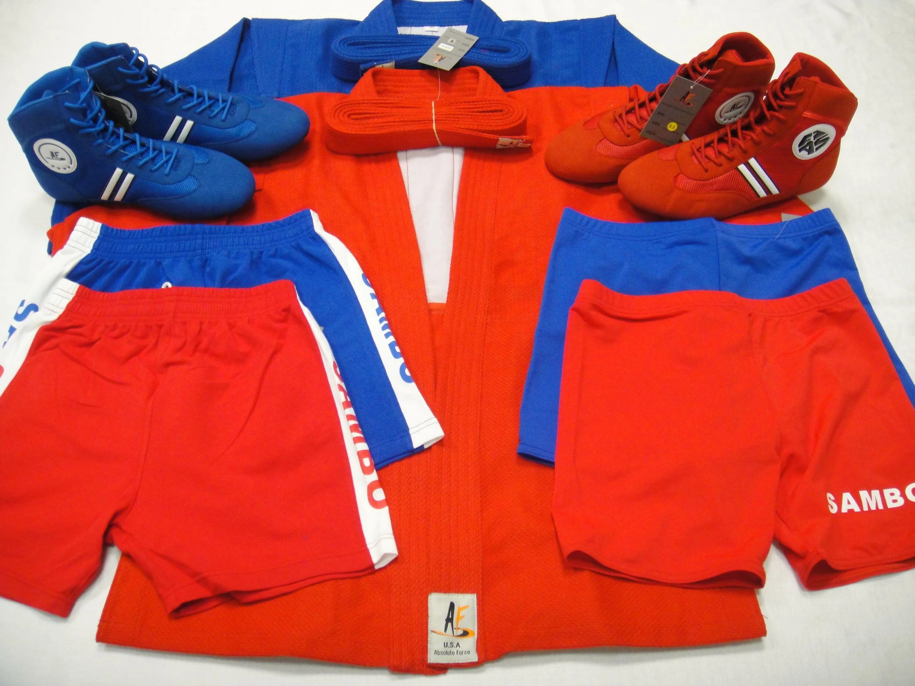 Боевое самбо экипировка. Одели самбо. Спортивная форма самбо. Самбист с девушкой. Самбо куртка атака.