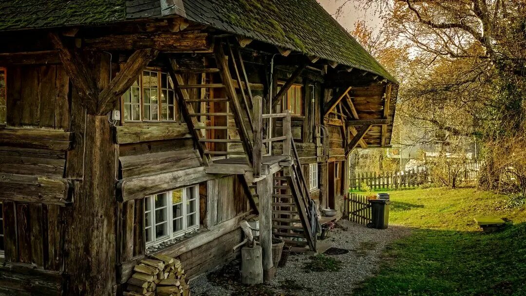 Дом в деревне. Сарай. Старый частный дом. Старые дома картинки.