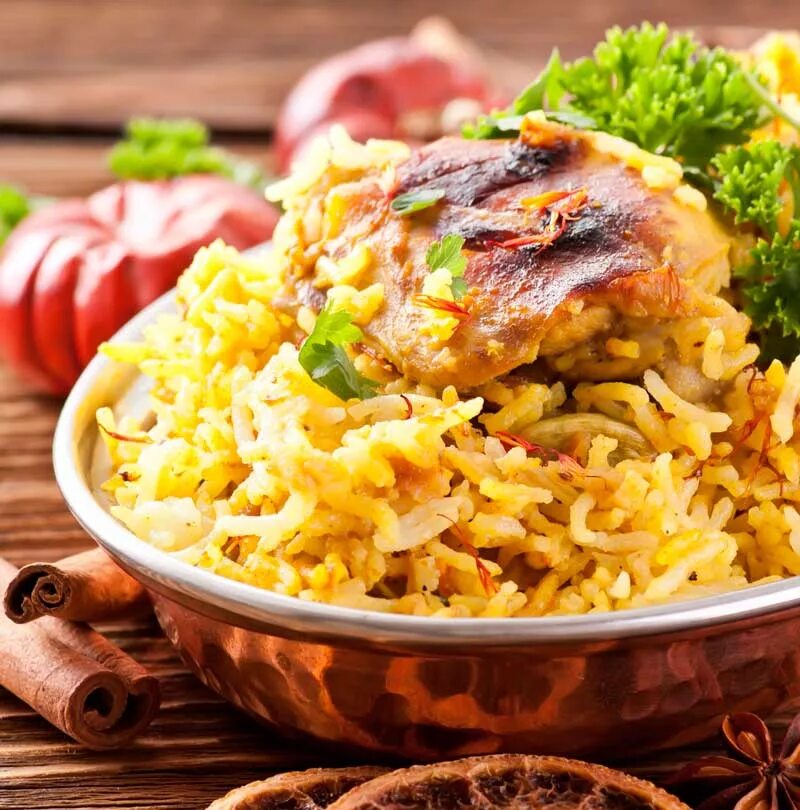 Какие блюда из риса. Рис бирьяни. Индийский бириани. Чикен бириани индийский плов. Индийская кухня бирьяни.
