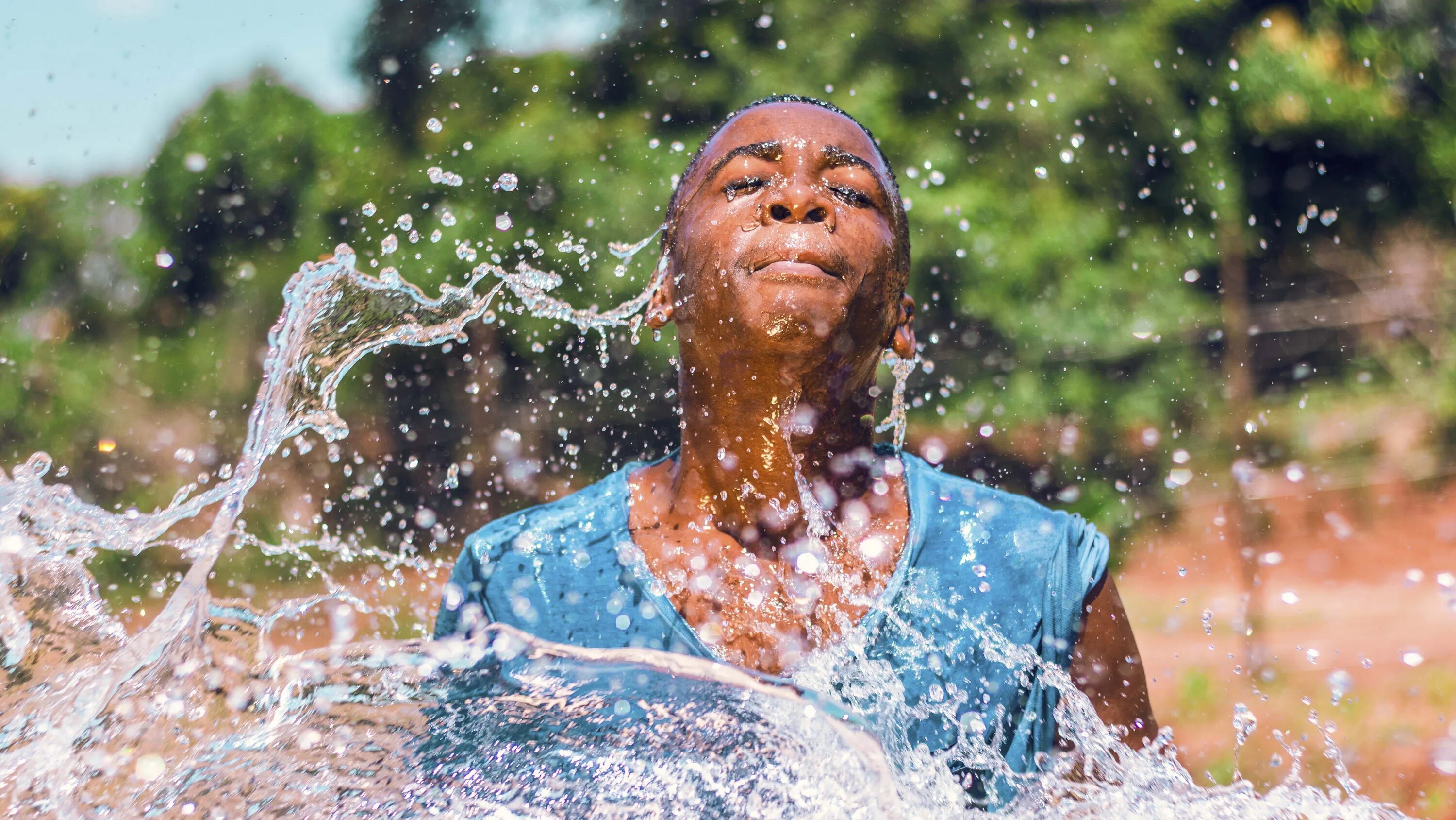 Слушать дай воды. Вода и человек. Люди брызгаются в воде. Фотосессия с брызгами воды. Мокрый человек.