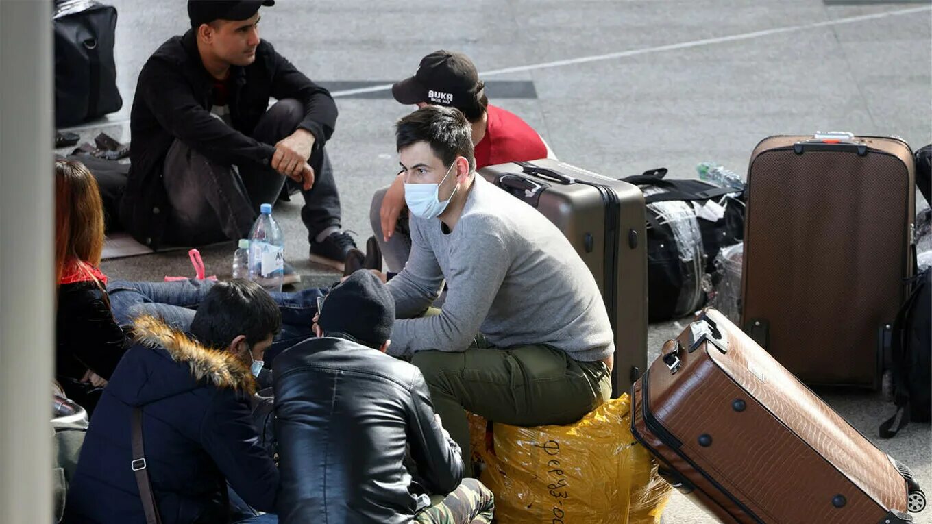 рабочие мигранты. строитель гастарбайтер. мигранты. мигранты из россии. мигранты на поезде.