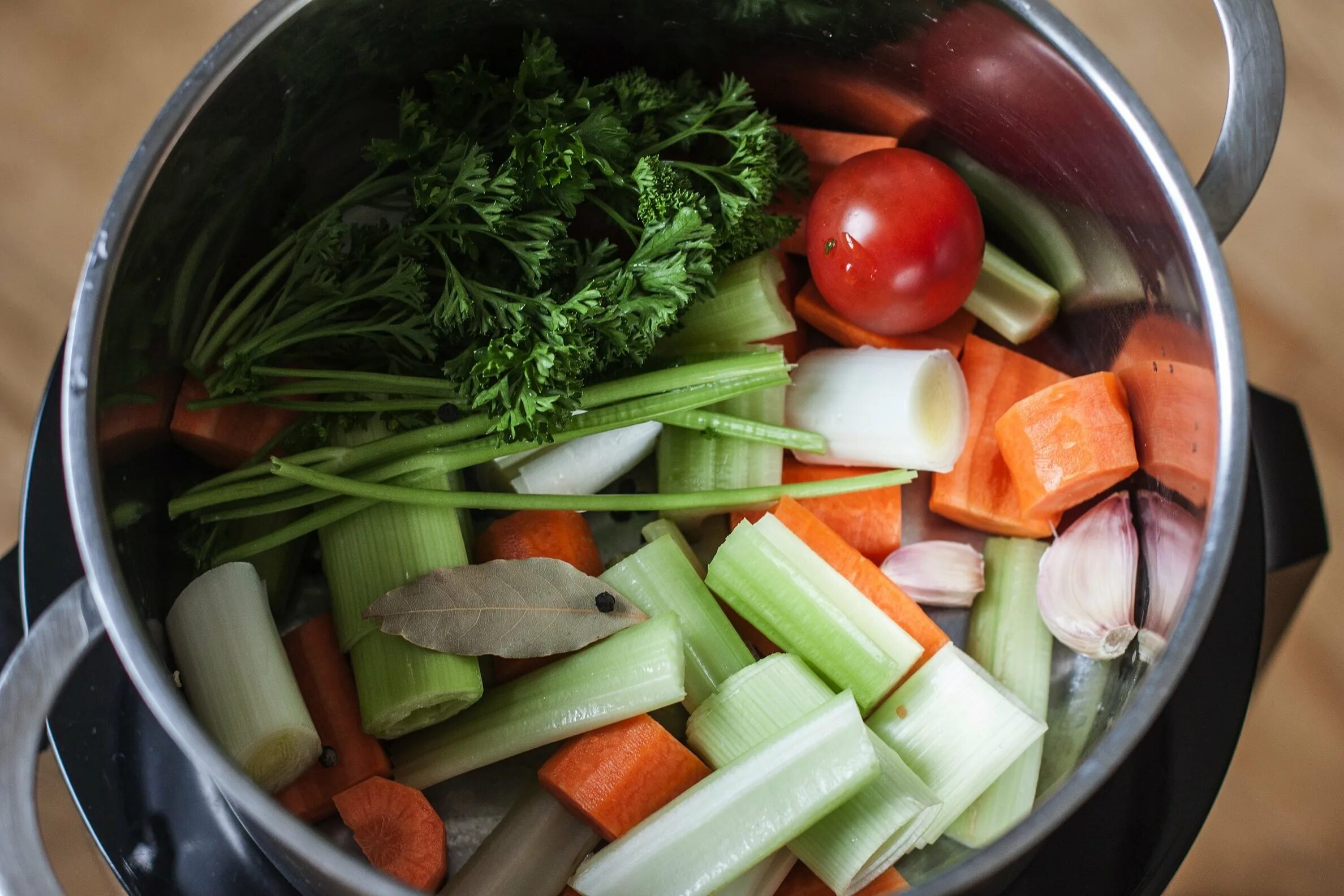 Овощной бульон. Вареные овощи. Овощи в кастрюле. Бульон с овощами. Как приготовить овощи в кастрюле