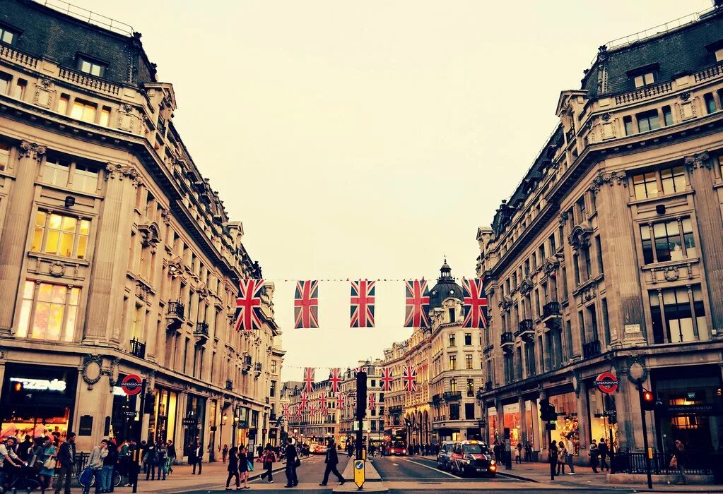 Oxford street в лондоне. Оксфорд-стрит в лондоне. Уэст энд лондон. Oxford street is very. Оксфорд улочки.