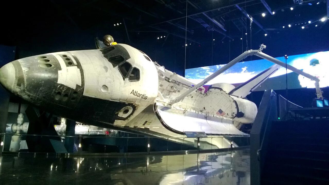 Музей Атлантис космический шаттл. Культовый американский шаттл. Космический утенок челнок. Атлантис космический аппарат фото.
