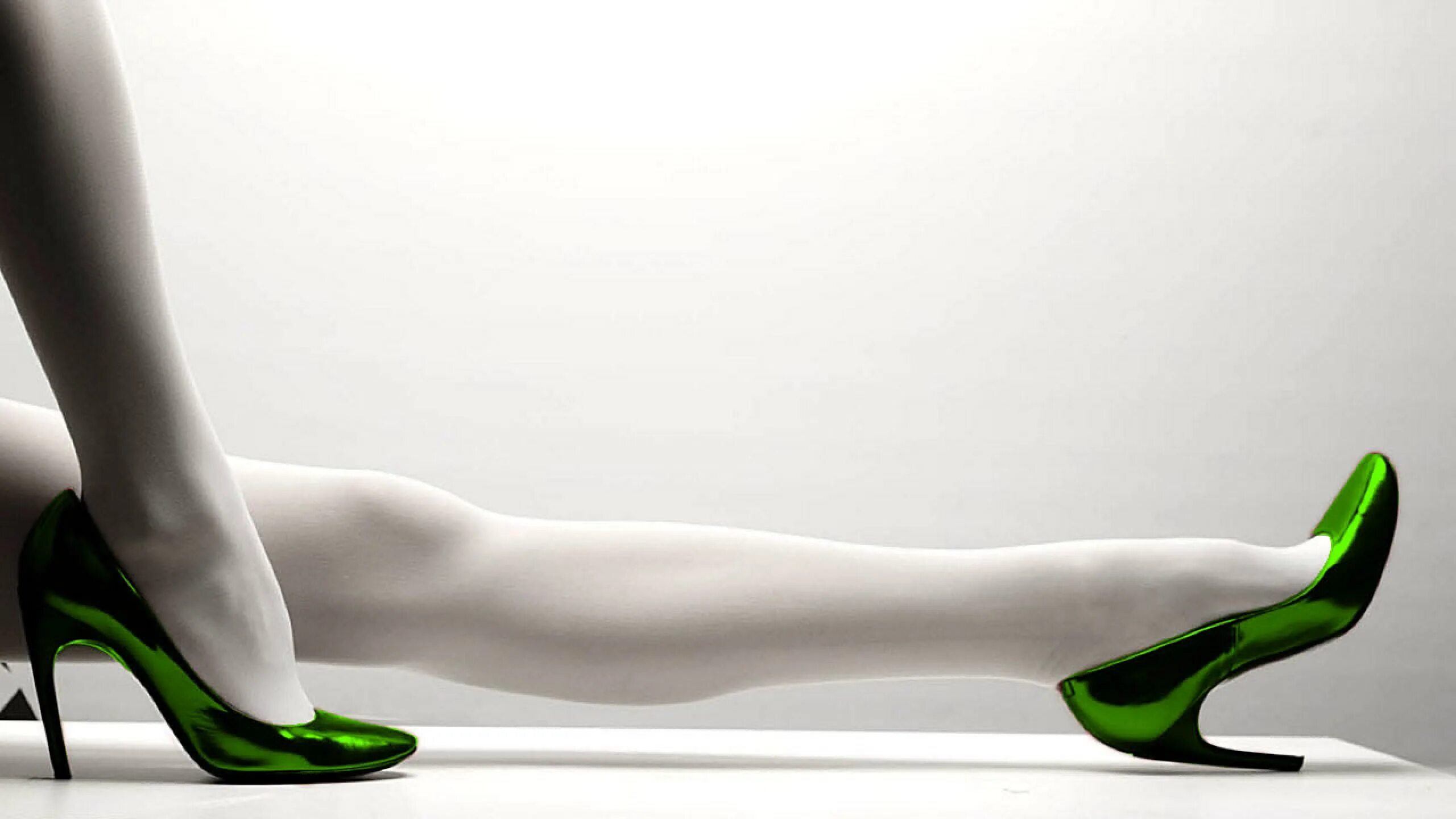 Легс Вайт. Зеленые ноги. Ноги в зеленых туфлях. Long legs girl