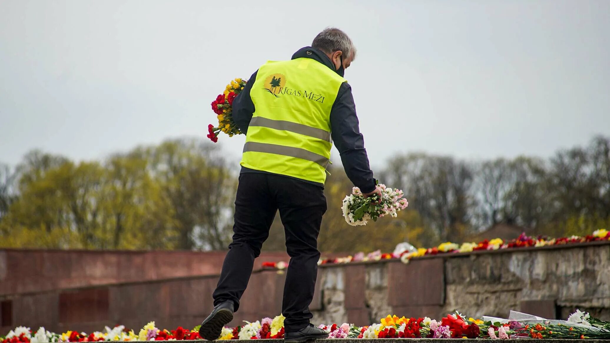 В риге запретили нести цветы. Рига 9 мая. Цветы у памятника в Риге. Латвия цветы у памятника. Выброшенные цветы.