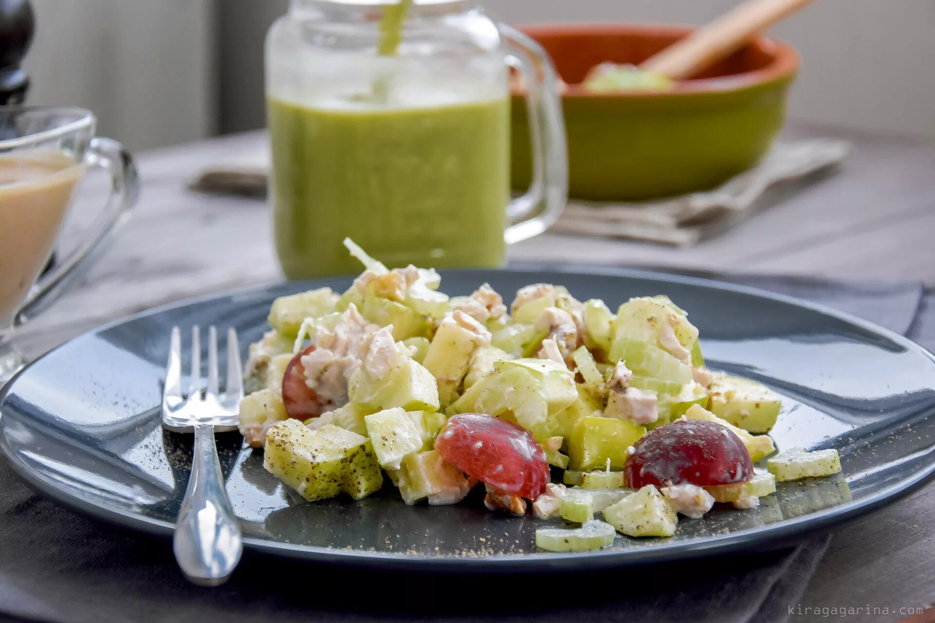 Waldorf Salad. Waldorf Salad (вальдорфский салат). Уолдорф Астория салат. Салат Уолдорф классический. Классический салат с сельдереем