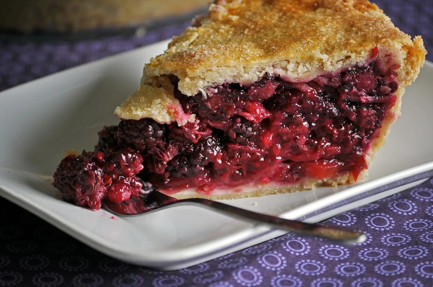 Пирог со свекольной. BLACKBERRY pie. Ежевичный пирог. Выпечка из ежевики. Крамбл с ежевикой.