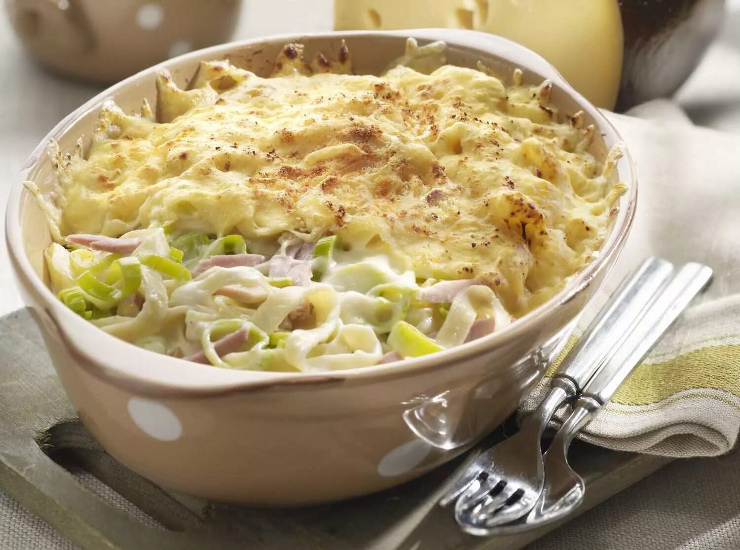 Лапша с сыром в духовке. Макароны в духовке с курицей и сыром. Запеканка с макаронами и курицей. Паста в духовке с сыром. Макароны с сыром и курицей.