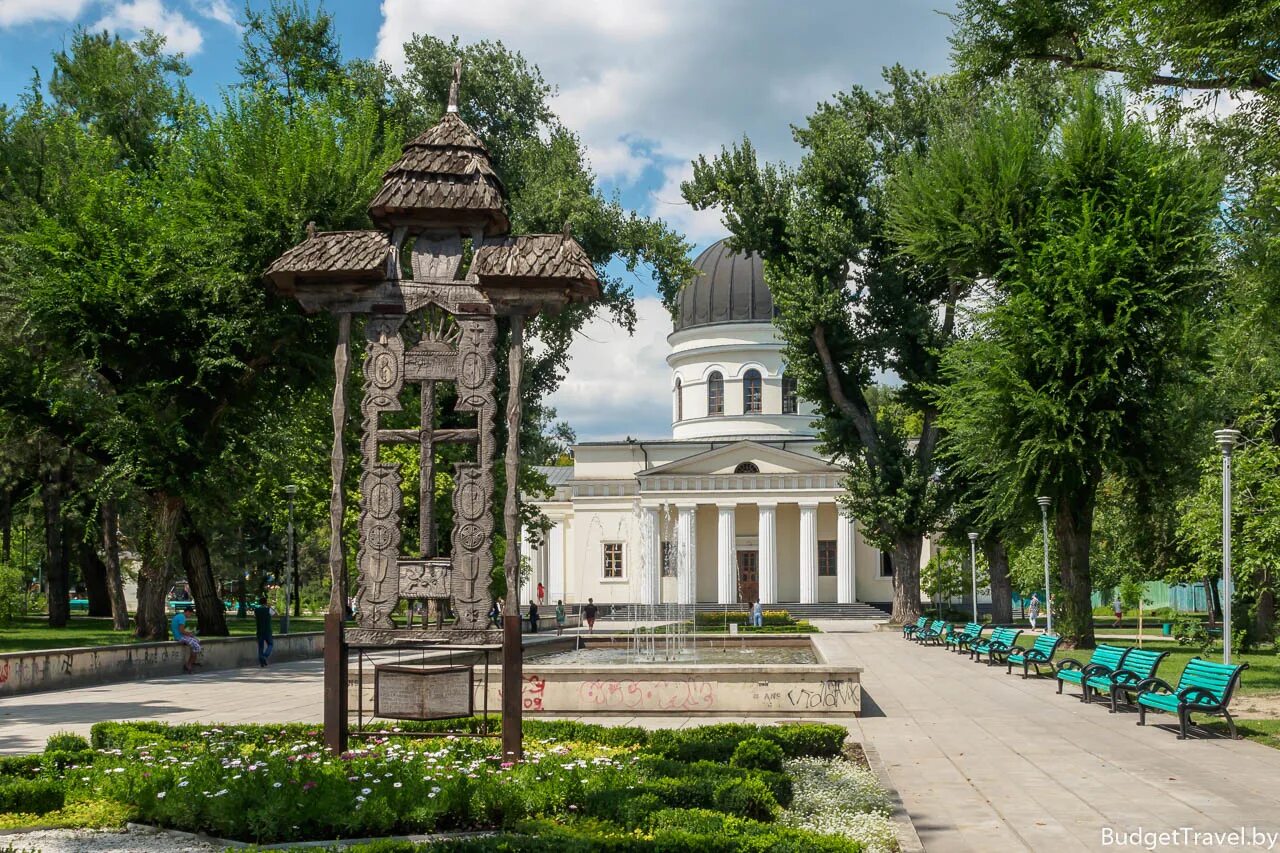 Кишинев храм Рождества Христова. Кафедральный парк Кишинев. Площадь города Кишинев.