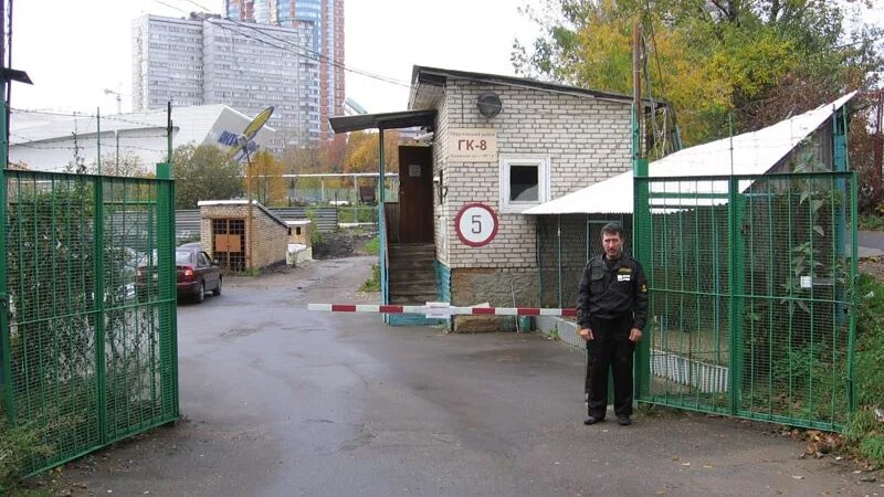 Охранник на автостоянку вакансии. Охрана парковки. сторож автостоянки. охранник на стоянке. охранник на автостоянку.