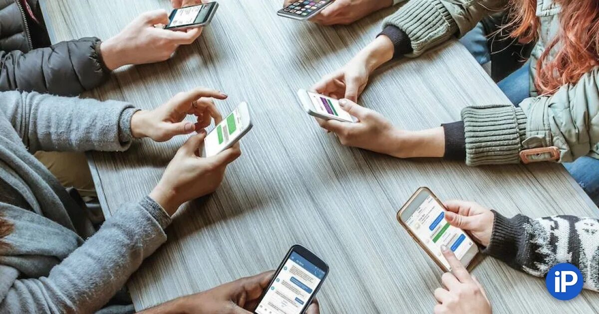 Интернет смартфон. Телефон в руках перед собой. Интернет телефон. Фон интернет. Мобильная телефонная связь.