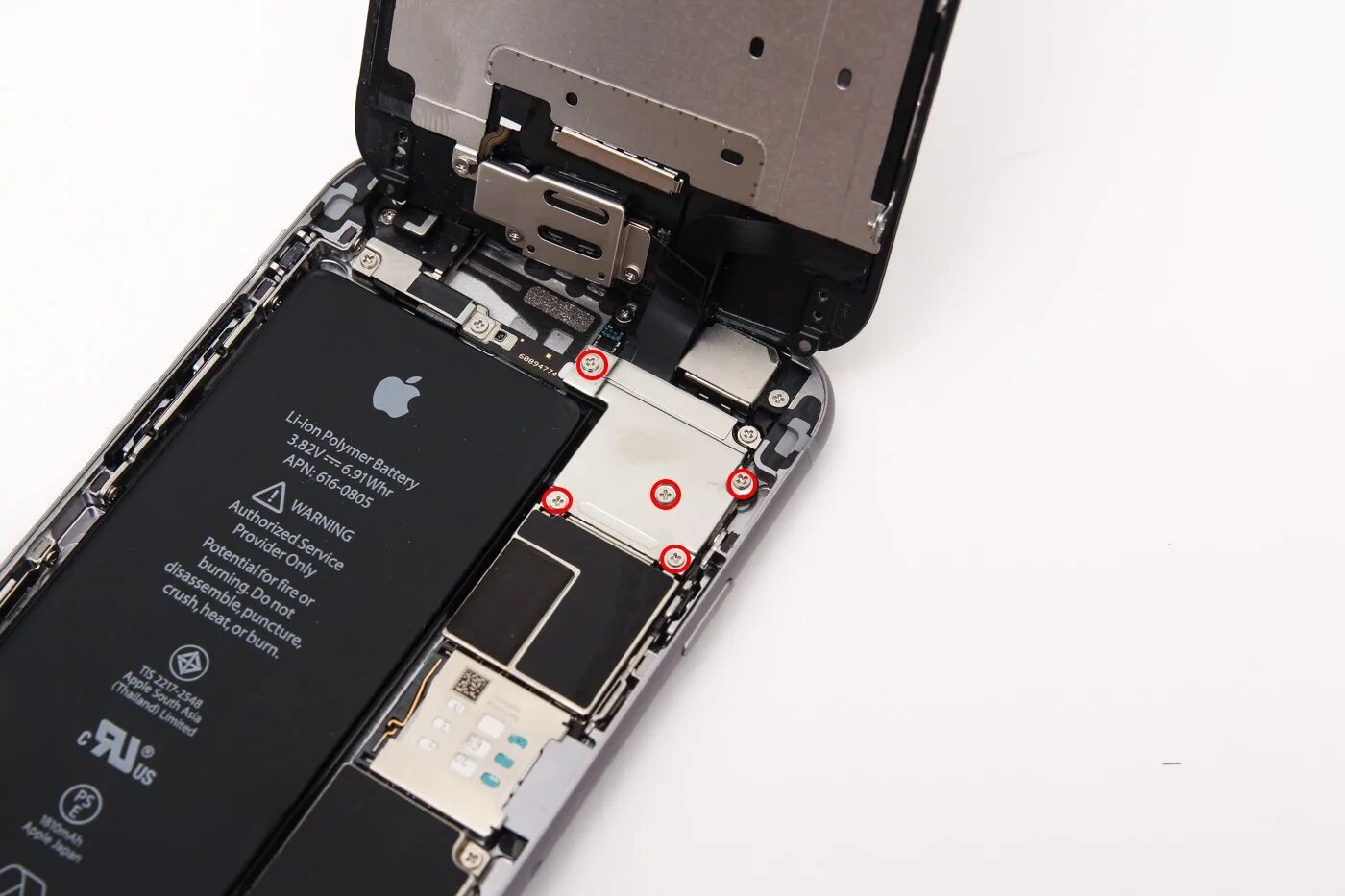 Замена аккумулятора iphone 6. Iphone 6 battery. полюса батарейки айфон 6. расположение аккумулятора айфон 11. неизвестная деталь на iphone аккумулятор.