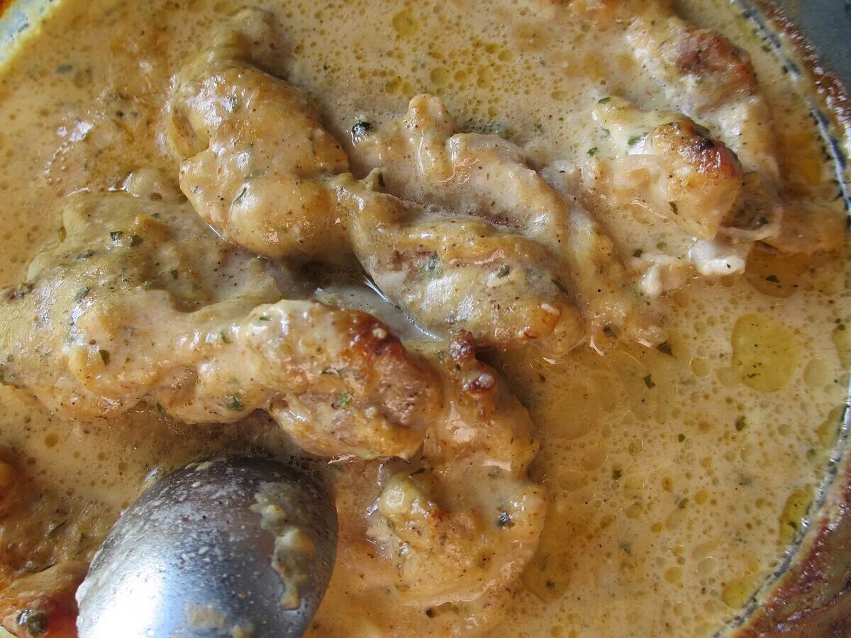 Подлив из куриного филе со сметаной. Курица в сметанном соусе. куриная грудка в сметане. куриная грудка в сметанном соусе. курица в подливе.