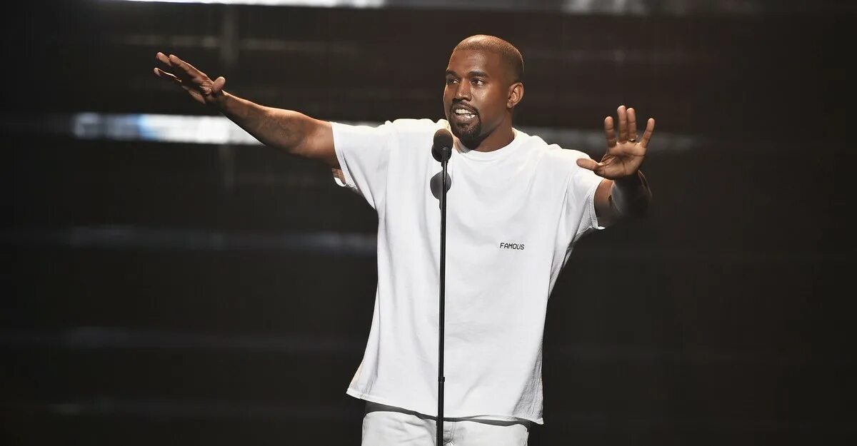 Канье уэст фото. Кани вест стронгер. Kanye west 2021. Тексты канье уэста. Kanye west with blue eyes.