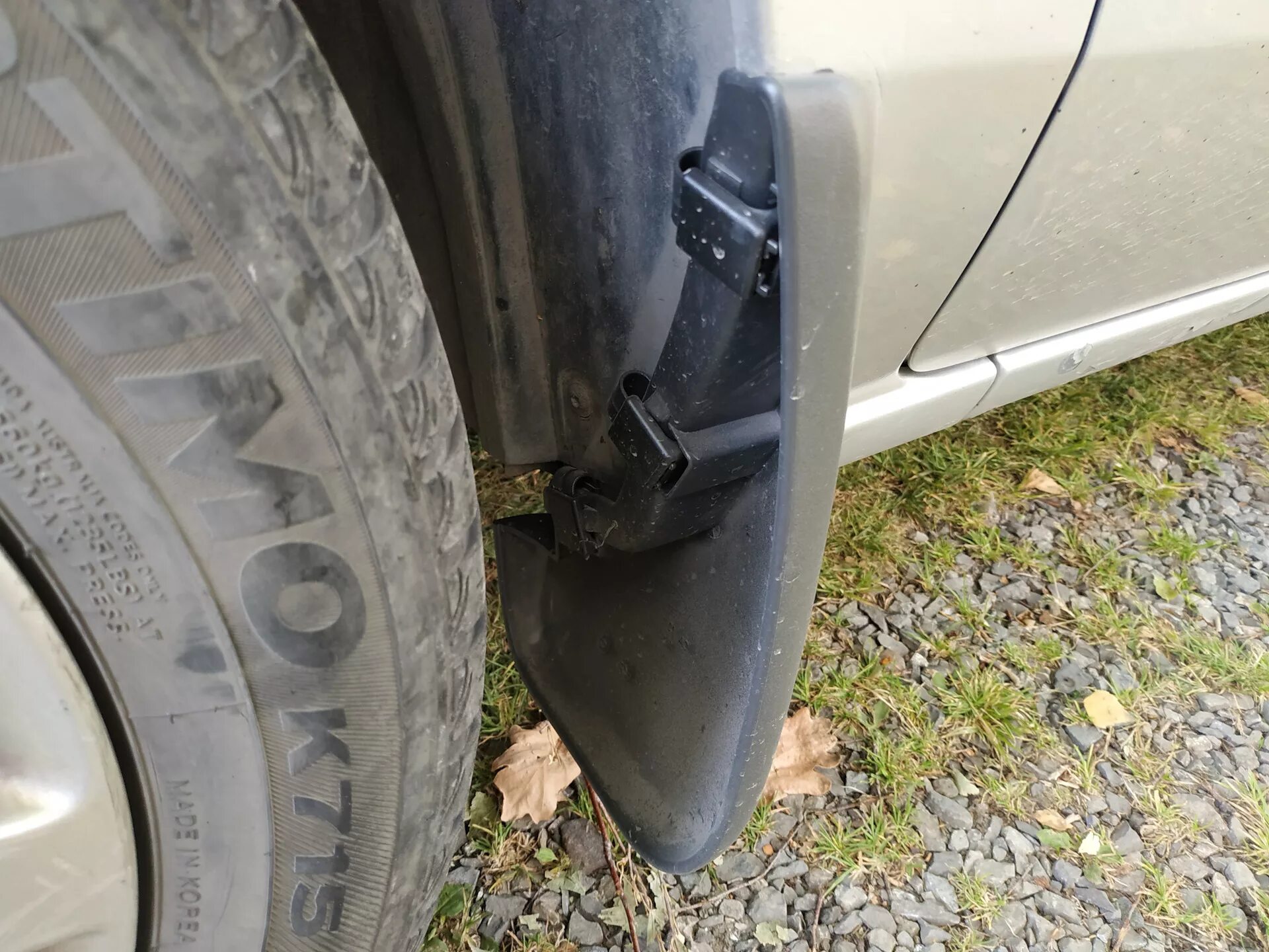 Передние брызговики ваз 21099. Круз крепление брызговика. Chevrolet lacetti 2008 брызговики передние. Крепления брызговиков поло седан задних. Брызговики на ваз 2114.