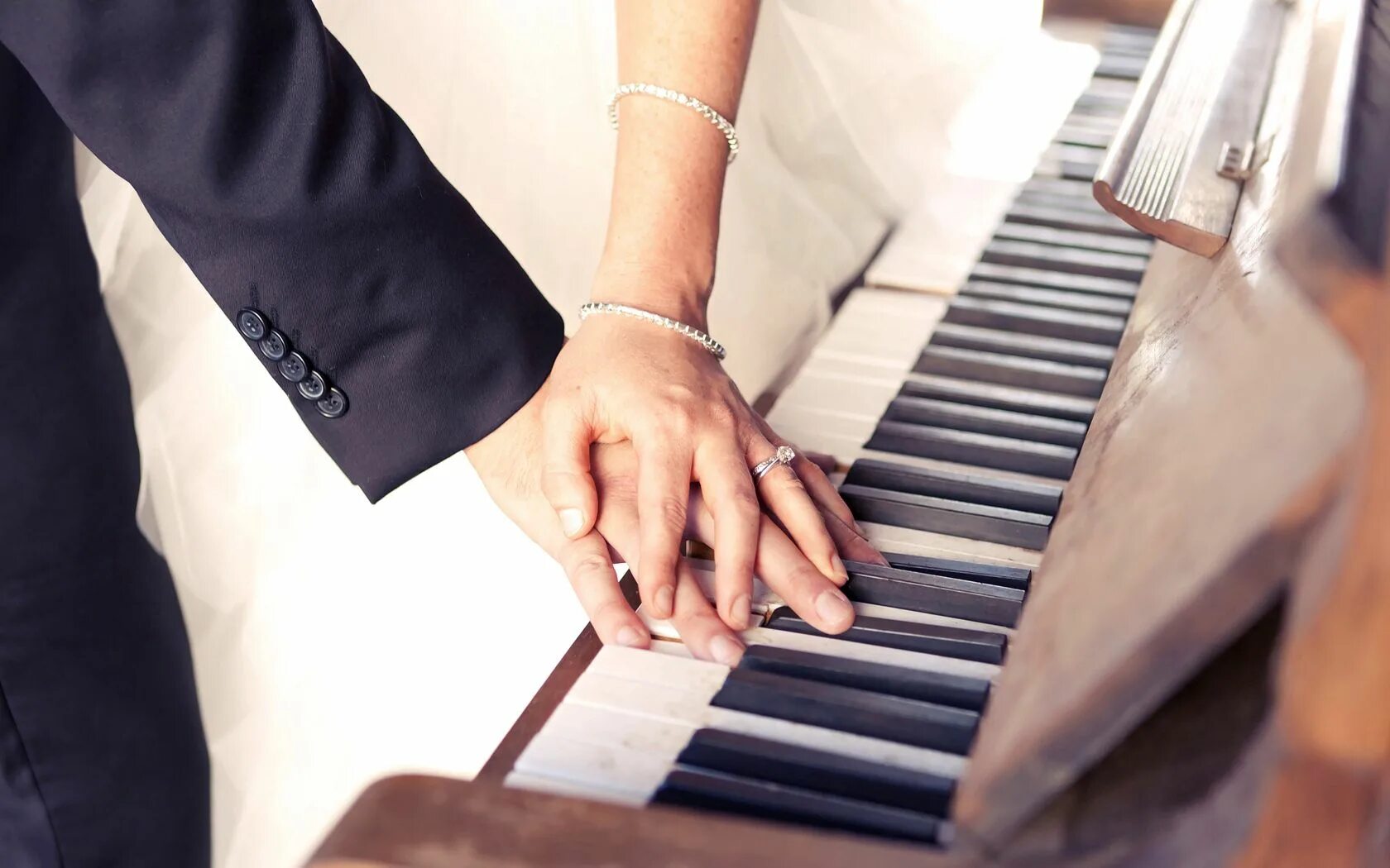 Мальчик бережно положил руки на клавиши закрыл. Мужчина и женщина пианино. Мужчина и женщина за роялем. Свадебная фотосессия с роялем. Пианино любовь.