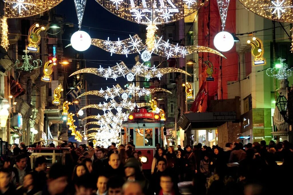 Turkey new. Стамбул Рождество. Стамбул новый год. Стамбул новогодние улицы. Новогодние каникулы в Стамбуле.