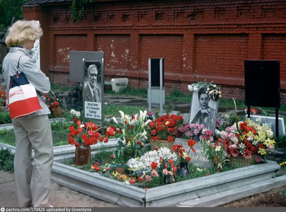 Памятник Новодевичье кладбище Табаков. Могила Олега Табакова на Новодевичьем кладбище.