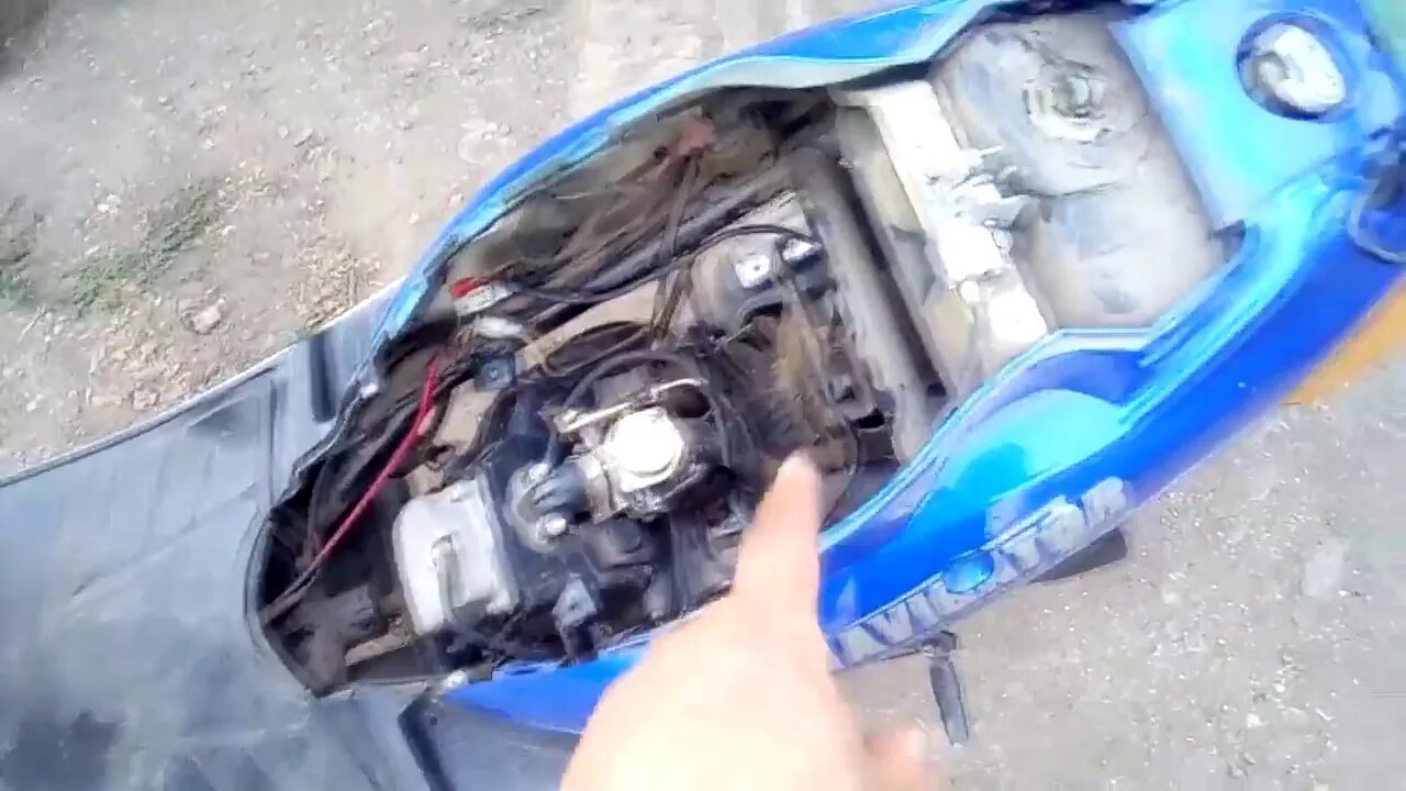 Не заводится скутер. Нет зарядки акб ваз 2109. Honda dio 27 плохо заводится со стартера. Пассат б3 проводка под капотом. Не заводится 4х тактный скутер.