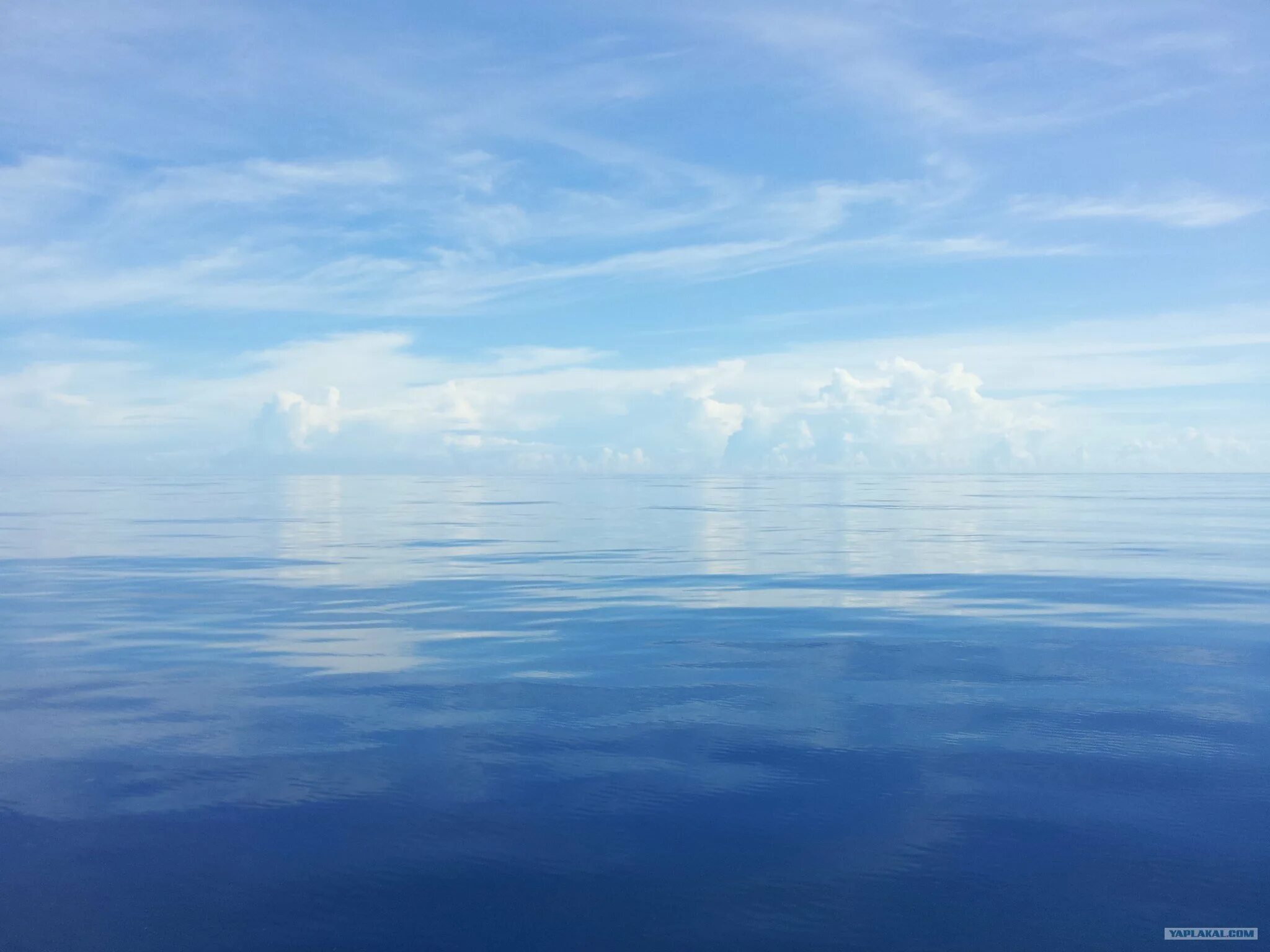 Водная гладь. Штиль на море. Море сливается с небом. Спокойное море. Морской штиль