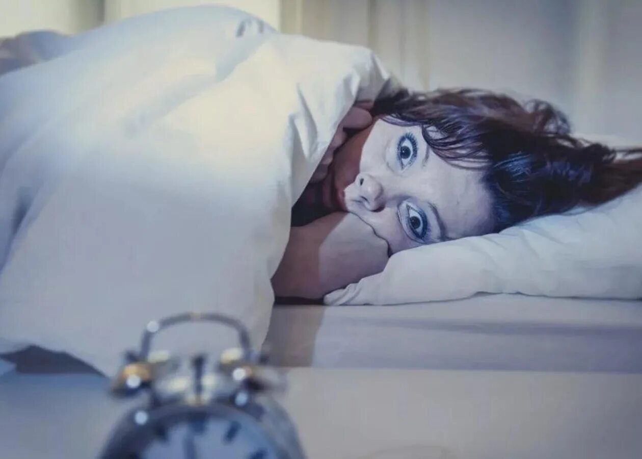 Проснулся ночью. Страшные сны после запоя. Человек проснулся от кошмара. Страшные сны после запоя. Проснулся ночью.