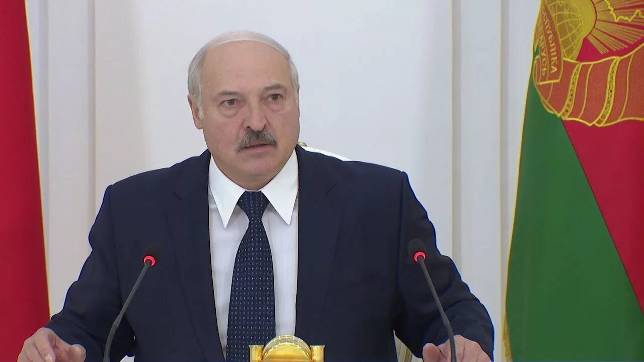 Лукашенко учительницу. Лукашенко разносит. лукашенко с трубкой. лукашенко разносит правительство беларуси. лукашенко восстановил учительницу.