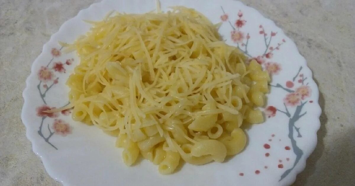 Рожки под сыром. Макароны отварные с сыром. макароны с сыром домашние. вермишель с сыром. макароны в сыре.