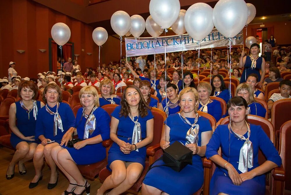 Коллектив соцработников женщин. Дружный коллектив. Трудовой коллектив. Коллектив социальных работников. Марьяновский психоневрологический интернат.