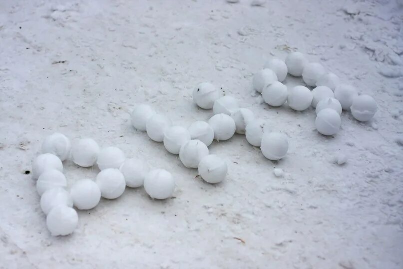 Снежки из снега. Снежный комок. Комочек снега. Комок из снега.