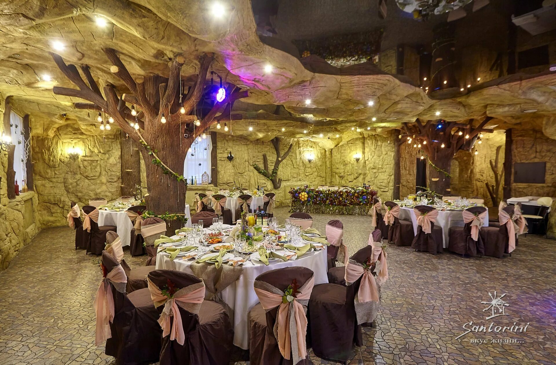 Зал на 30 человек москва. Зал на 30 человек москва. Ресторан ленский в москве. Ресторан версаль краснодар пашковка. Большая беседка для банкетов.