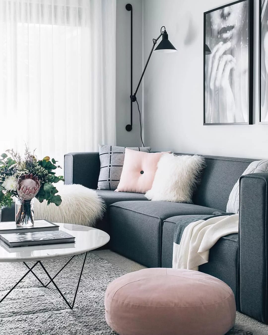 Мебель в интерьере в серых тонах Blue and grey living room COCO LAPINE DESIGN Interieur