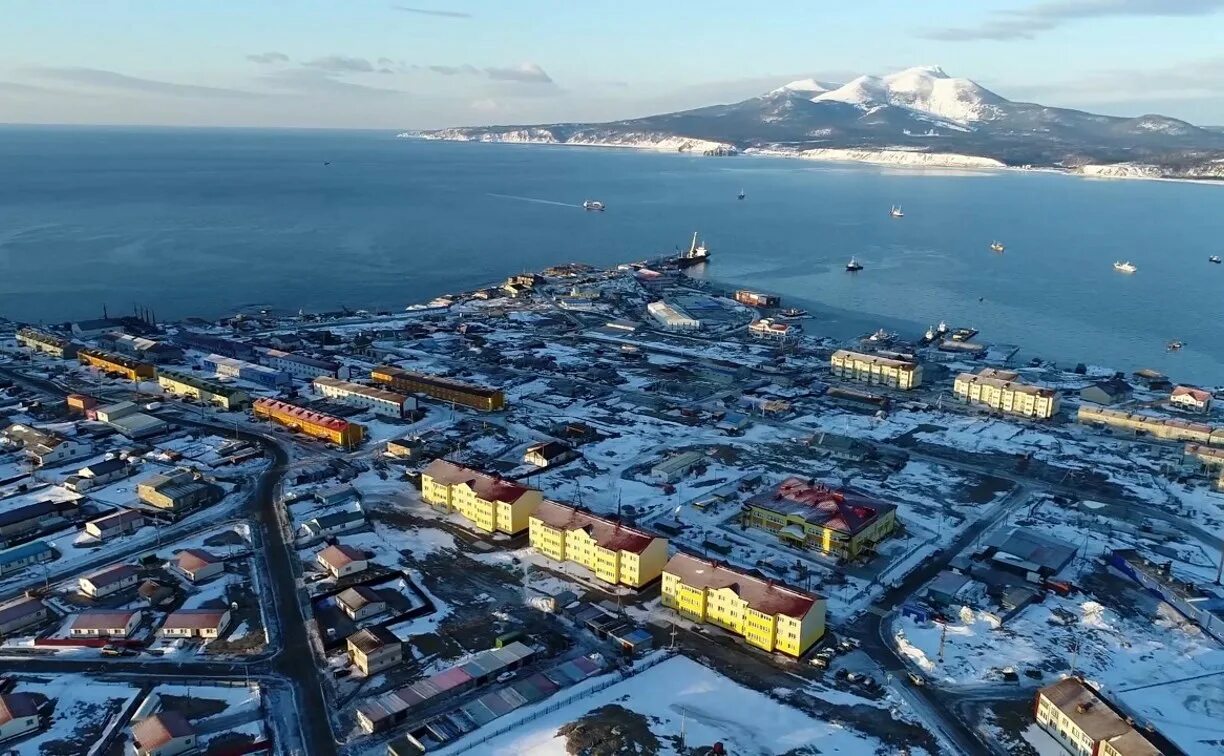 Южно курильск время. Южно-Курильск Сахалинская область. Кунашир Южно Курильск. Остров Южно Курильск. Город Курильск Сахалинской области.