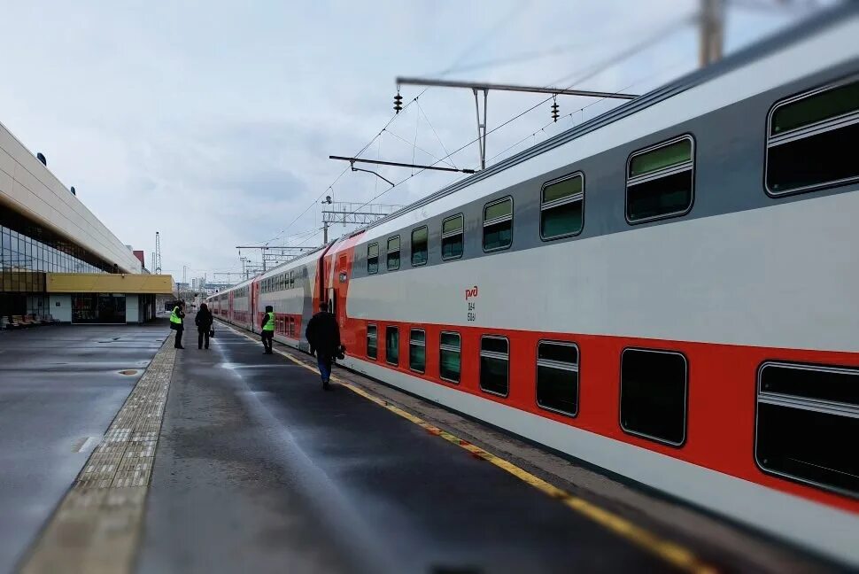 Сура двухэтажный поезд Пенза. Поезд Сура Пенза. Поезд 052м Сура двухэтажный. Фирменный поезд Сура 052й.