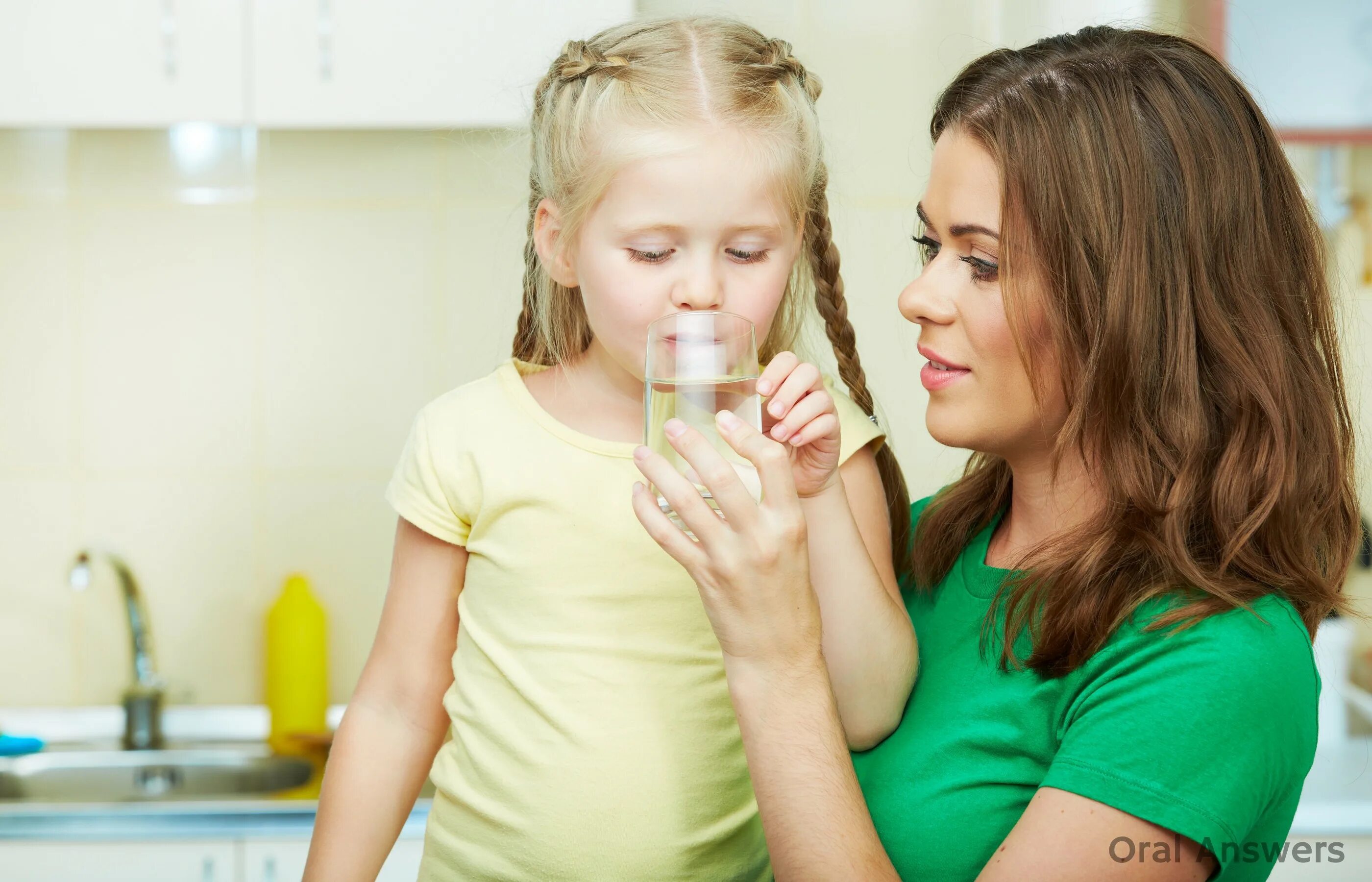 Семья пьет воду. Мама дает ребенку воду. Ребенок пьет воду. Ребенок со стаканом воды.