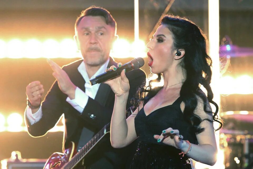 Вокалистка ленинград 2022. Солистка группы ленинград 2012. Вокалистка группы ленинград 2022. Юлия коган ленинград. Группа ленинград состав девушки.