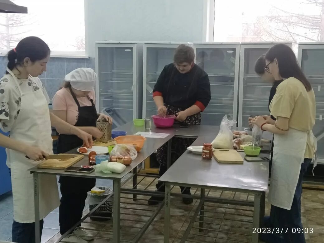 Повар учиться курсы. Колледж поваров. производственные праздники. обучение поваров работы с оборудованием фото.