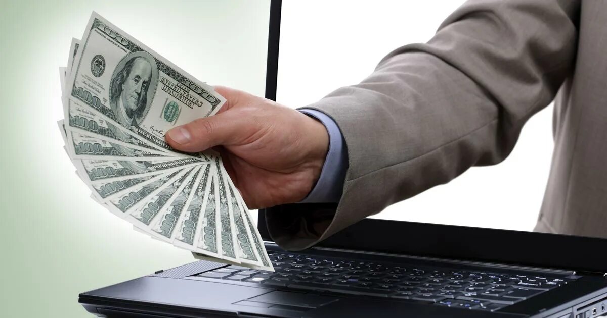 люди выводят деньги. трата денег. радостный парень с деньгами. деньги оплата. радостная девушка с деньгами.