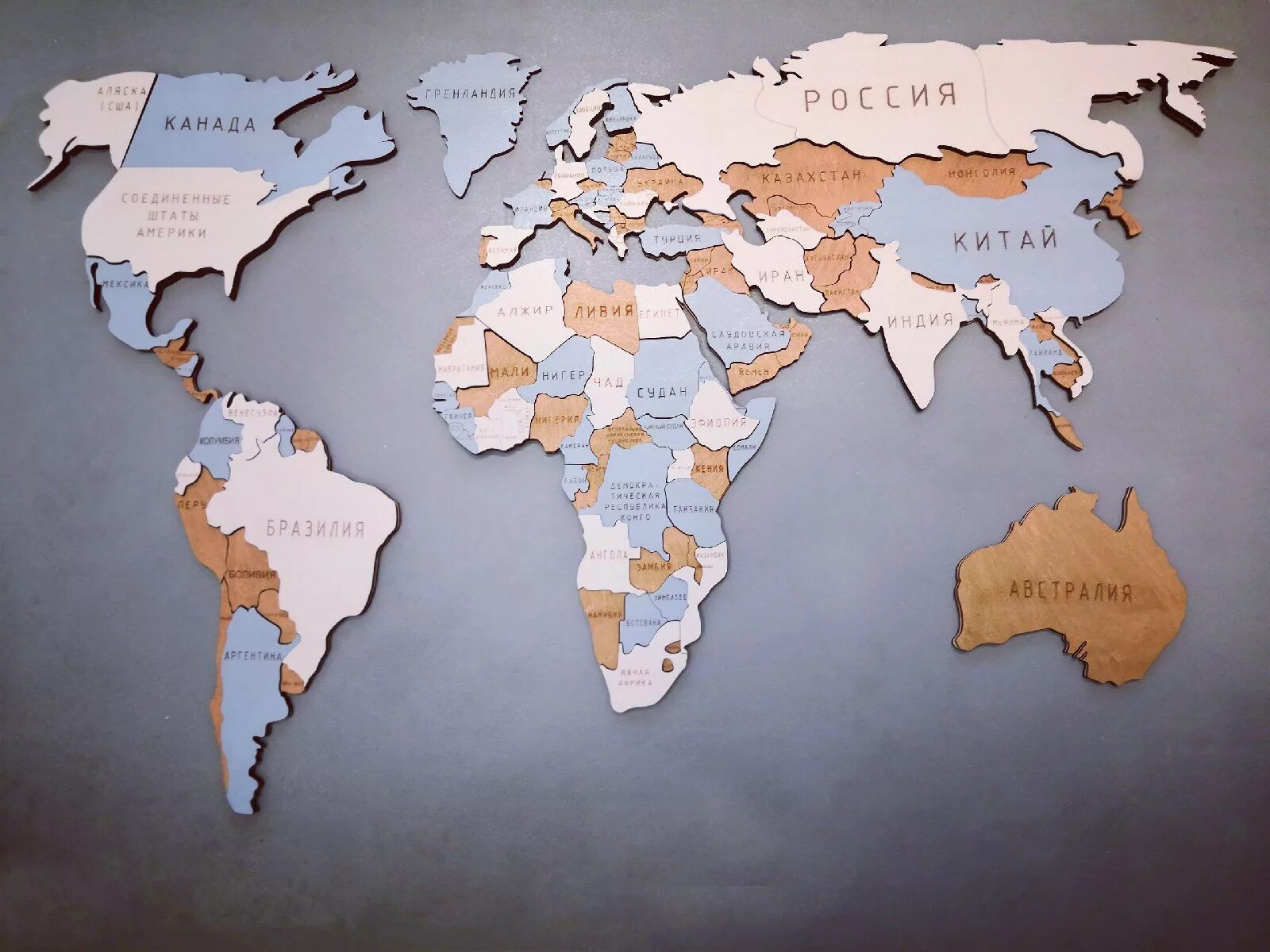 Карта с материками и странами. Континенты на стену. Географическая карта.
