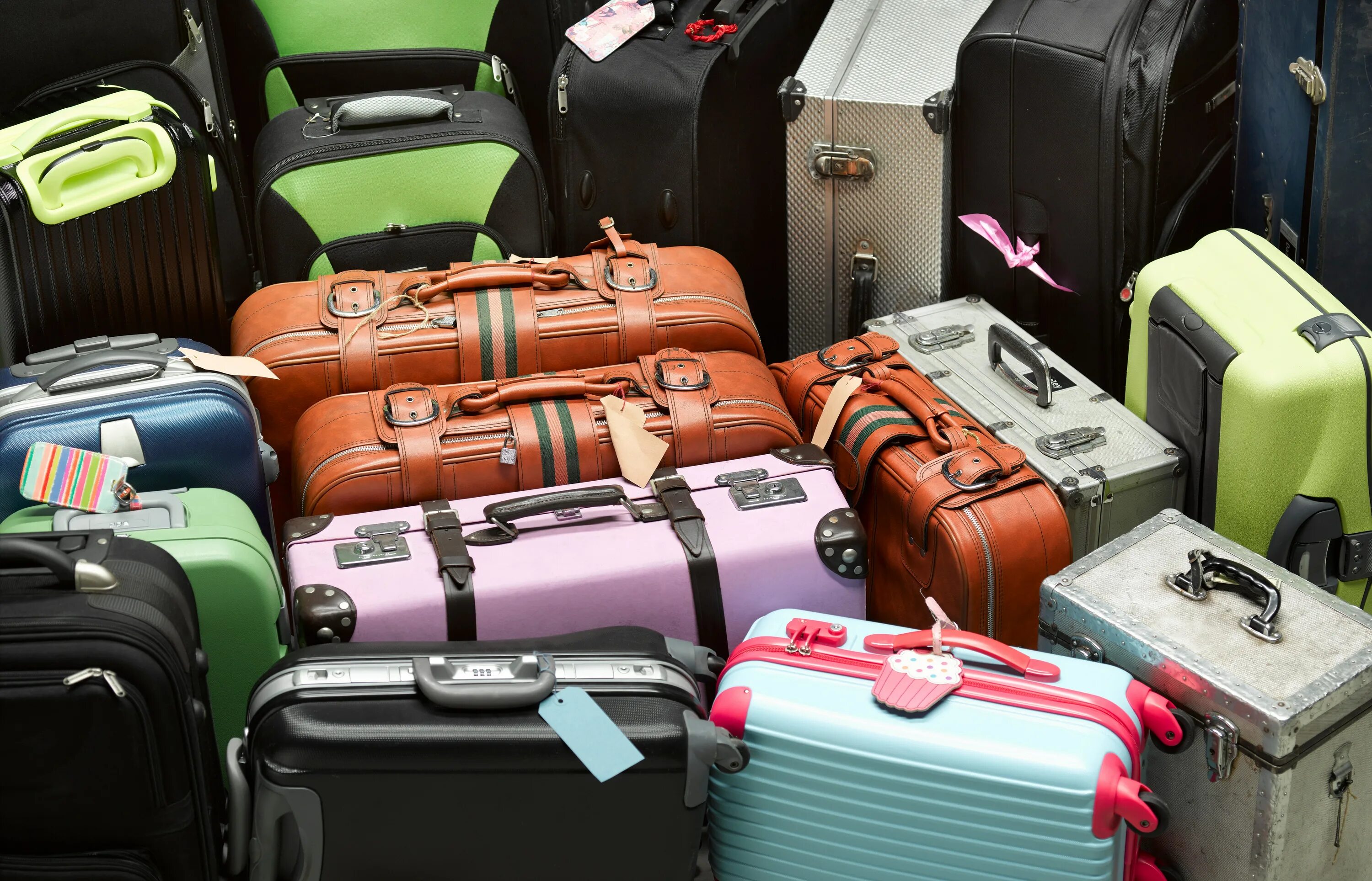 Где оставить чемодан. Чемодан для путешествий. Чемодан для багажа. Красивый чемодан. Чемоданы много.