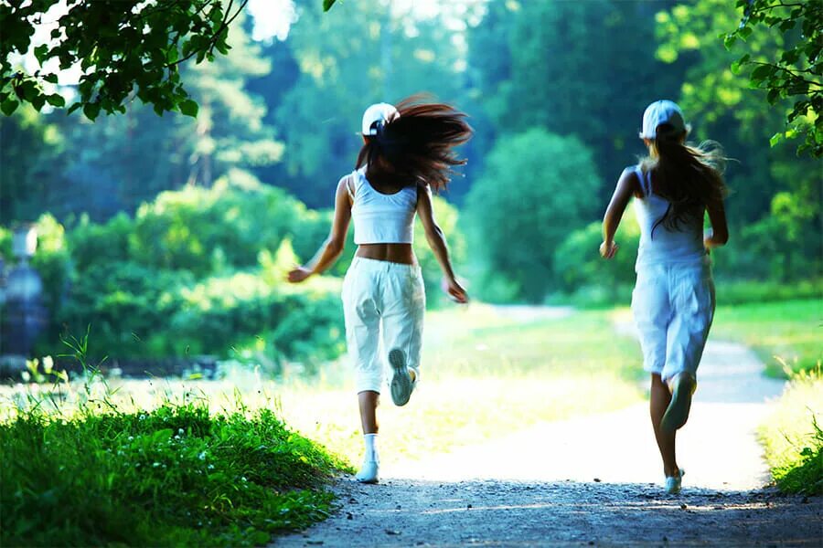 Две девушки бегут. Две девушки бегают в парке. Две девочки бегут на солнце. Две подруги бегут Эстетика.