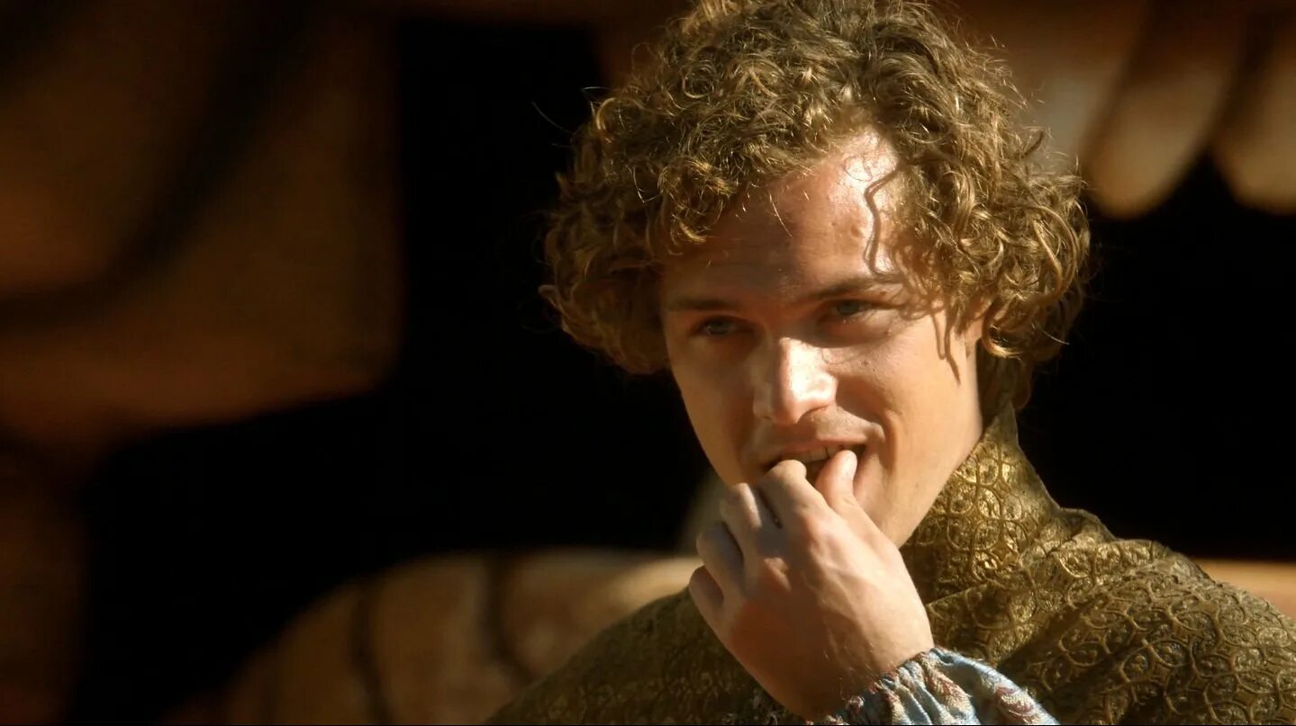 Loras relative lives in iona. Финн джонс. Лорас тирелл и ренли. Лорас тирелл и санса старк. Лорас мартелл.