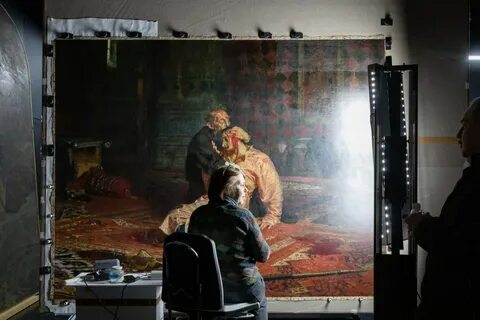 Завешанная картинами выкаченная