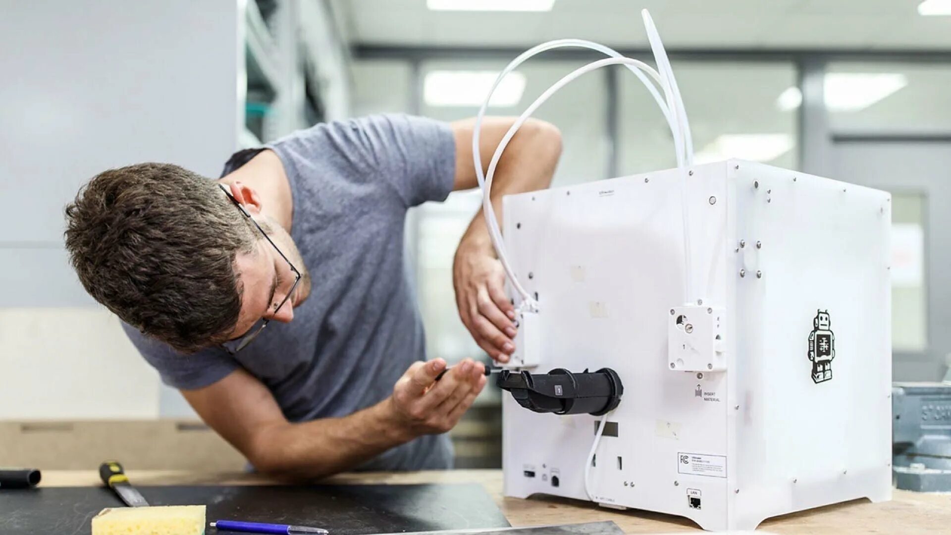 Долго думает перед печатью. 3d принтеров «Ultimaker» большой. 3d принтеров «Ultimaker» зданий. Ремонт 3d принтеров. 3d принтер в офисе.