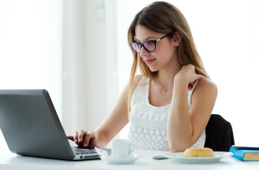 Girl Working On Computer vidéos libres de droits Clips vidéo 4K et HD Shutters