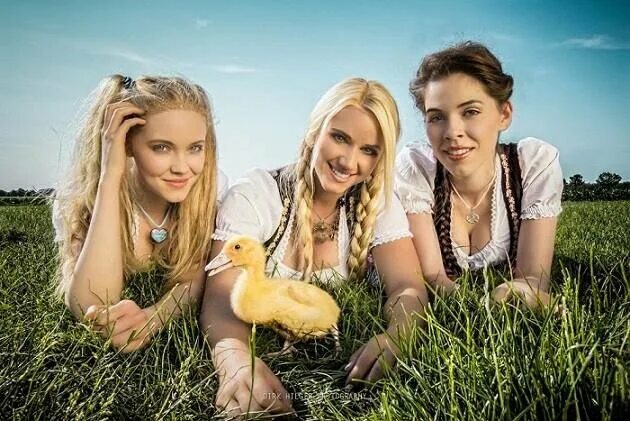 Heidis küken das kleine küken piept. Три немки поют про животных. Клара из группы heidis küken. Немки из группы heidis erben. Heidis kuken клара.